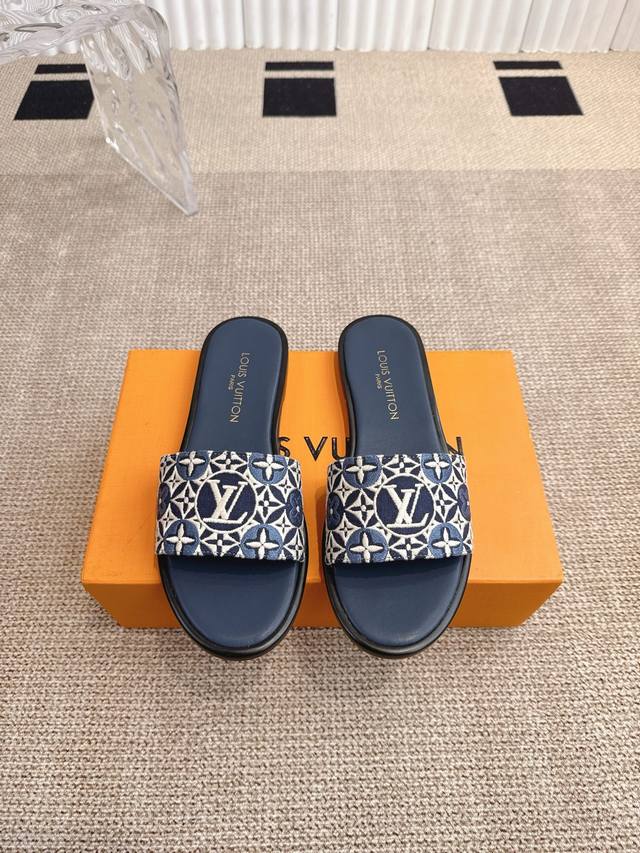 Louis Vuitton Ss25 New Arrival 春夏新品系列高跟拖鞋简约精致 高级感满满，尽显优雅气质～上脚超好看，拉满了夏日美鞋的绝绝子 鞋面：