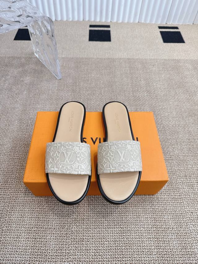 Louis Vuitton Ss25 New Arrival 春夏新品系列高跟拖鞋简约精致 高级感满满，尽显优雅气质～上脚超好看，拉满了夏日美鞋的绝绝子 鞋面：