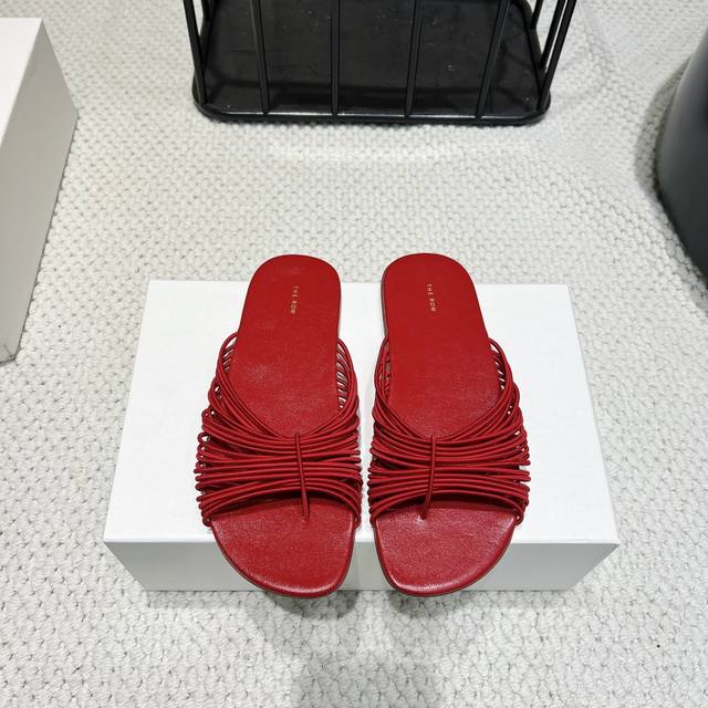出厂: 独家顶级版本 The Row小众潮牌25Vs春夏新款系列 圆头平底凉拖 原版一比一打造舒适度、包裹性都比较好。个性十足，很好驾驭各种风格衣服搭配 面料: