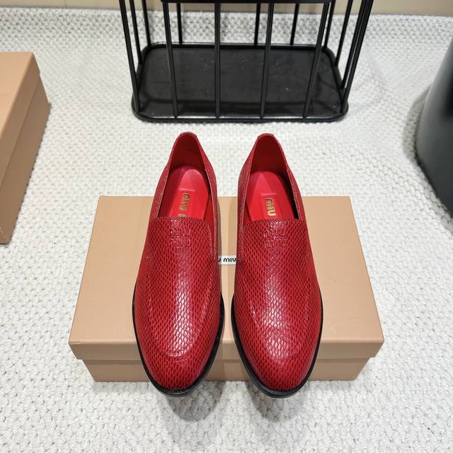 出厂: 独家顶级版本 Miumiu缪缪2025Vs春夏最新走秀爆款单鞋系列 尖头字母单鞋 Miumiu秋冬T台走秀网红同款＂造梦不夜城＂，Miumiu能在重要场