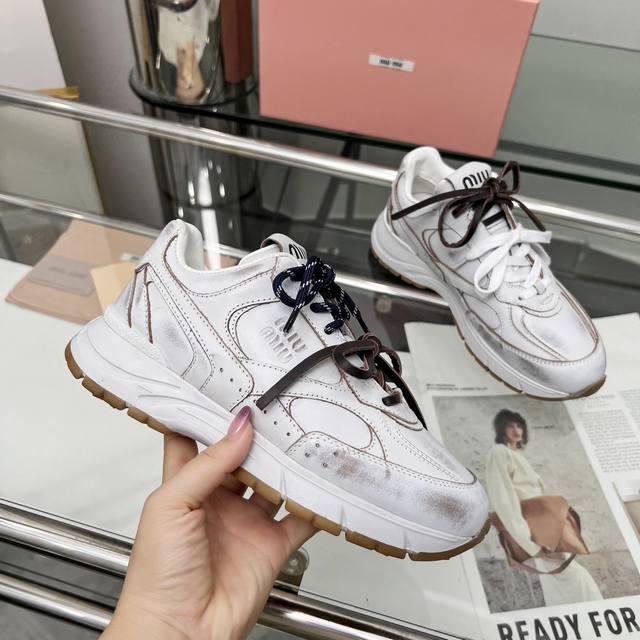 Miumiu 繆繆25Ss New Arrival～Miu家2025走秀新款 复古做旧阿甘德训鞋厚底休闲运动鞋 这款系带休闲运动鞋妥妥的美式复古风格～ 高尔夫球
