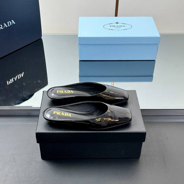 厂价 顶级品质、正确版本Prada 2025新款方头高跟女鞋 普拉达底跟时尚百搭玛丽珍单鞋 凉拖鞋 简单的设计大概就是它最让人喜欢的点 不是烂大街的那种 很有自