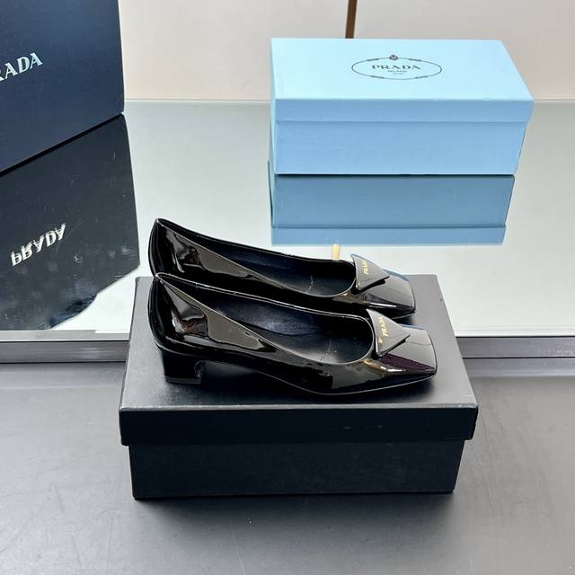 厂价 顶级品质、正确版本Prada 2025新款方头高跟女鞋 普拉达粗跟时尚百搭单鞋 凉拖鞋 简单的设计大概就是它最让人喜欢的点 不是烂大街的那种 很有自己的品