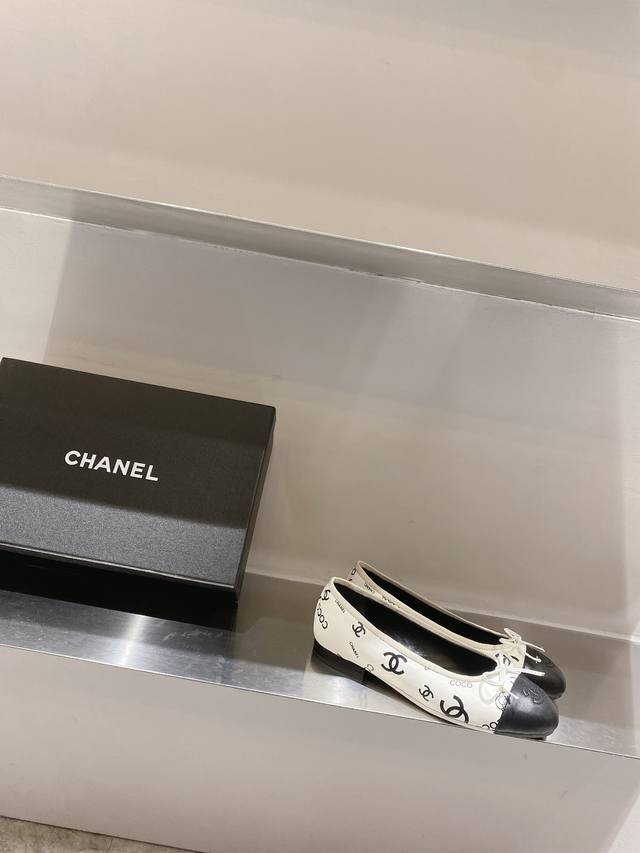 Chane* 新品芭蕾舞鞋！ 原版1:1复刻 经典中的经典 无论搭配裤装还是裙装都是完美 小圆头的设计很好的修饰脚型 ，小仙女们必备！ 鞋面：原版打印牛皮 内里