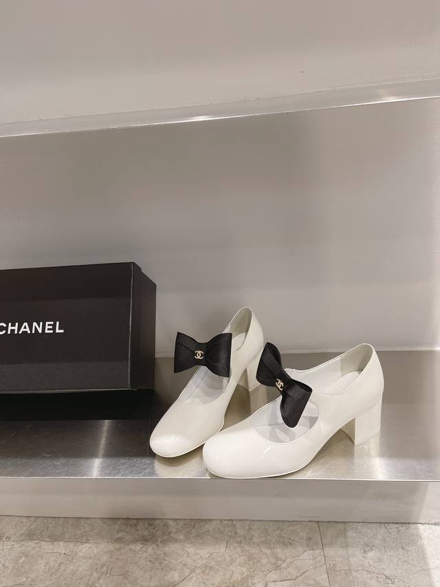 Chane* 小香蝴蝶结松紧一字带粗高跟单鞋 蝴蝶结玛丽珍单鞋 第一眼看上就被种草了 根据天气变化自由穿搭！ 暖冬必备 冬天套上袜套春夏秒变可爱单鞋！秒变魔法公