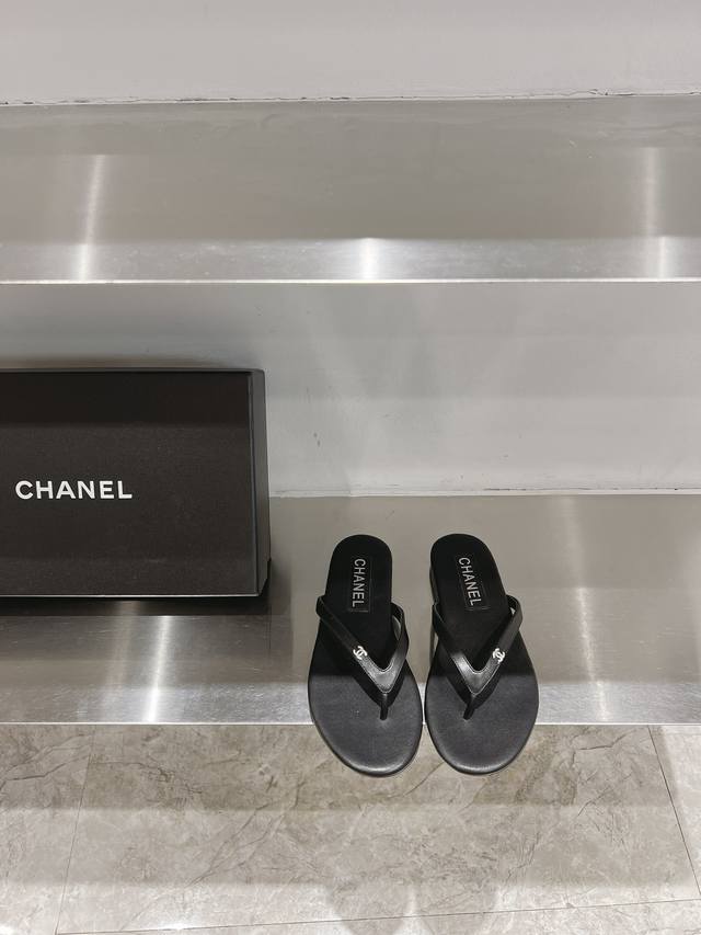 Chane*Fw24秀场新款丝绒钻拖 属于精致Girl的夏日要来了 镶嵌的双C水晶Logo标志 简单又百搭 原版1:1订制甄牛皮 丝绒面料 羊皮内里，意大利进口