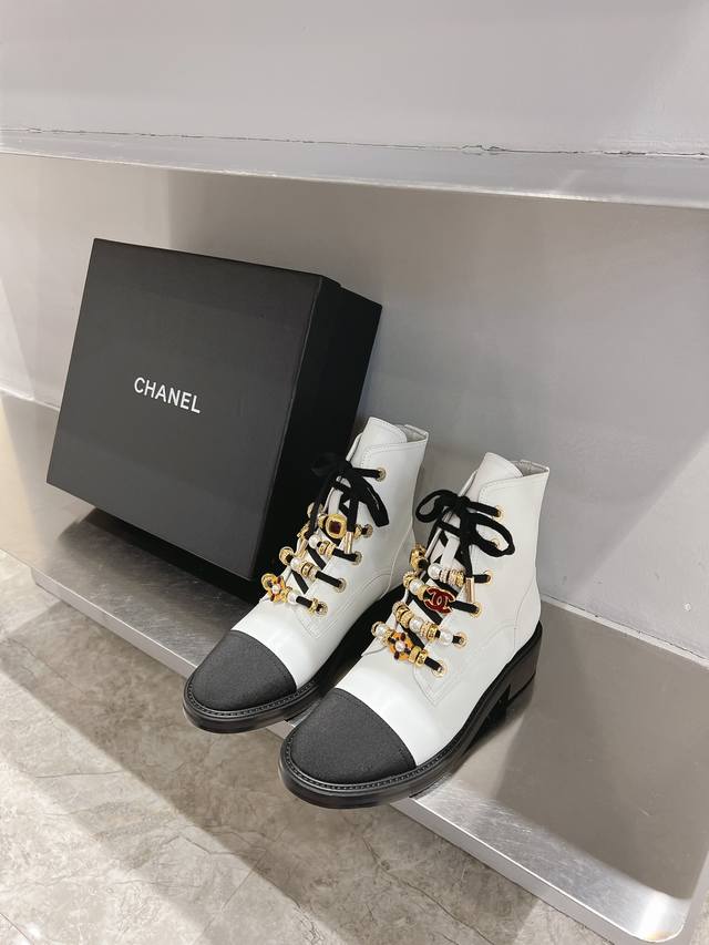 Chane*小香 24Ss 秋冬新款 这款厚底在欧美街拍中出境率超高，Ins也是火了一把，调鞋楦都调了一个月 整体线条流畅性保持跟原版一致，真的太有魅力了，我相