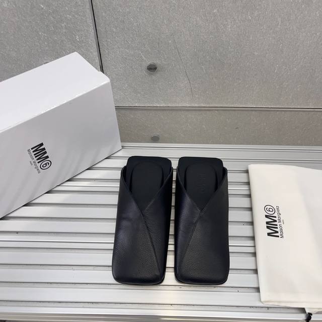 Mm6马吉家最新款走秀方头鞋 舒适度不用说 肯定会很舒服的 廓形 独具匠心的楦型和皮料材质的拼贴均是 Mm6 Maison Magical值得期待的特色 这款方