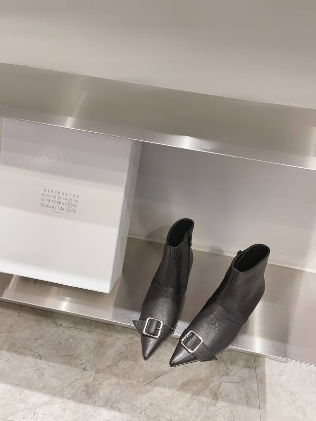 Mm6 Maison Margiela 23Aw秋冬新款尖头矮跟半拖 短靴 鞋面以最In的时尚设计皮带扣为特色 结合两种不同材质的牛皮拼接 妥妥滴高级名媛风 好
