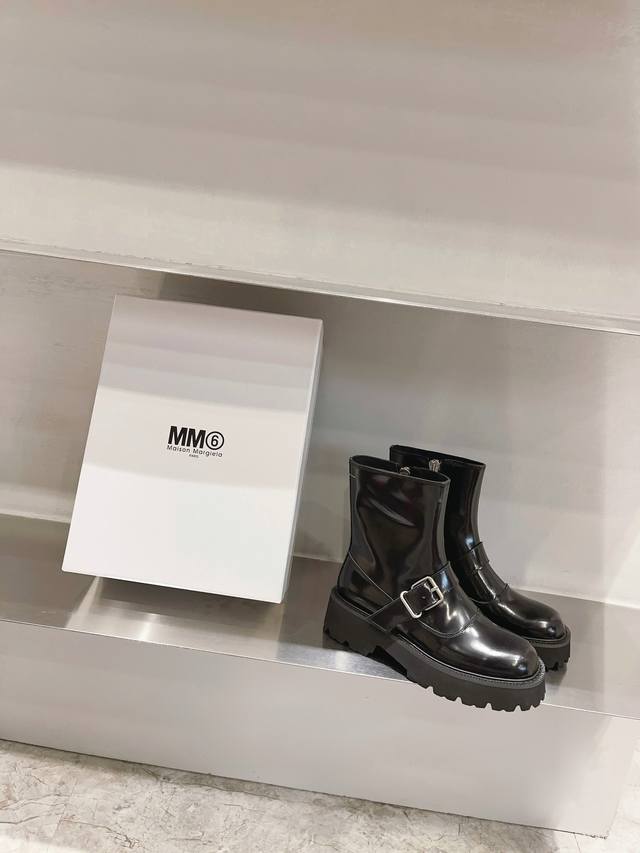 Maison Margiel*超有感的超酷短靴Mm6马吉拉特有的时间流逝堆堆折西部靴 靴子脚部处的堆折超修饰脚踝线条 恰到好处的筒高非常显腿修长，对于小腿肉肉的