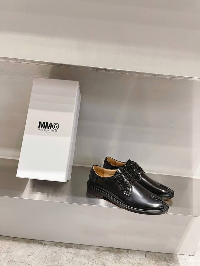 Maison Margiel*超有感的乐福鞋Mm6马吉拉特有的时间流逝堆堆折西部靴 靴子脚部处的堆折超修饰脚踝线条 恰到好处的筒高非常显腿修长，对于小腿肉肉的姐