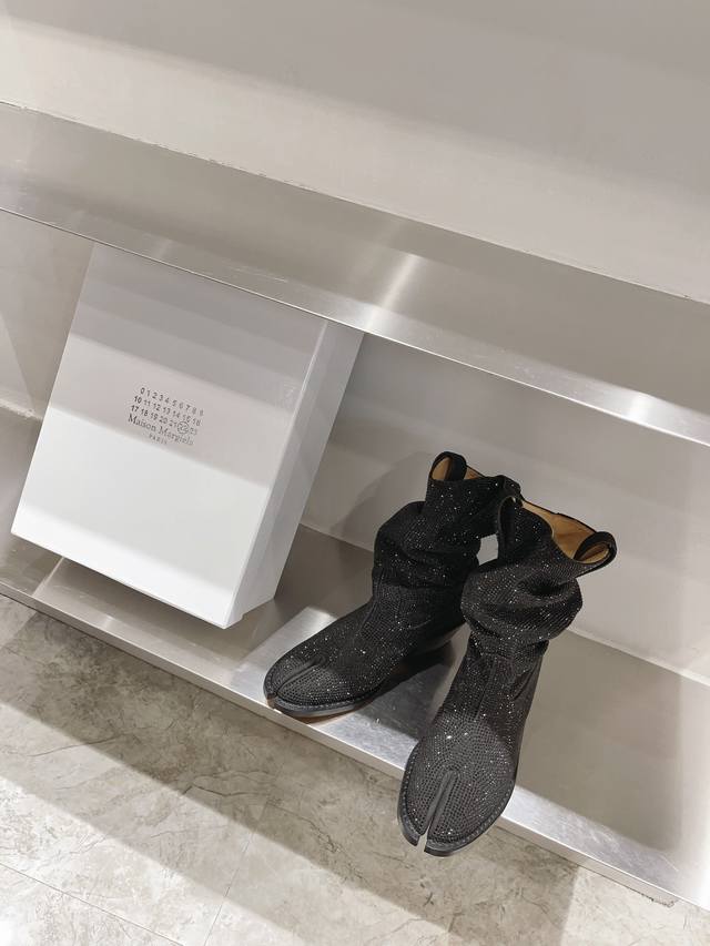 Maison Margiel*超有感的西部牛仔靴Mm6马吉拉特有的时间流逝堆堆折西部靴 靴子脚部处的堆折超修饰脚踝线条 恰到好处的筒高非常显腿修长，对于小腿肉肉