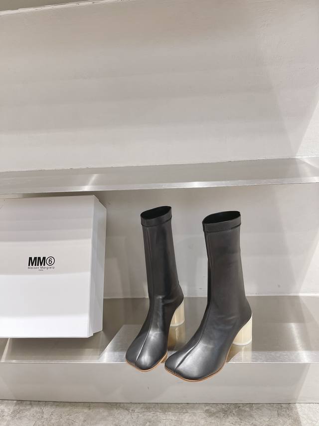 Maison Marginal* Mm6弹力靴一双很高级的粗跟系列靴子！ 马吉拉设计师太有才了 采用玉石跟作为设计元素打造鞋品 单鞋干练精致 裸靴搭配短裙 性感