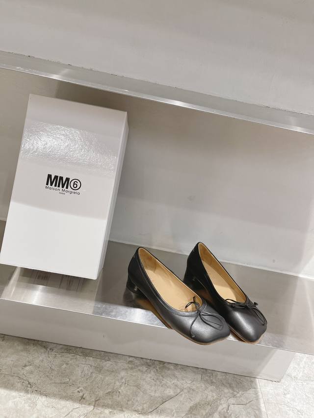 Maison Margiela.23新款平底鞋 Mm6马吉拉这款奶奶鞋非常的简约百搭～ 上脚真的好看舒适时髦精必备绝绝子单品！ 材质与工艺- 原版定制牛皮面料