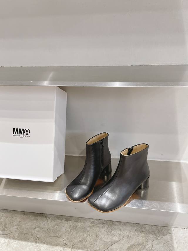 Maison Margiela’ 秋冬季新品裸靴 Mm6.这款斜方头侧拉短靴设计非常的简约大方 圆形粗跟走路绝对稳妥！舒适度百分百 上脚漏出小腿纤细显腿长～修饰