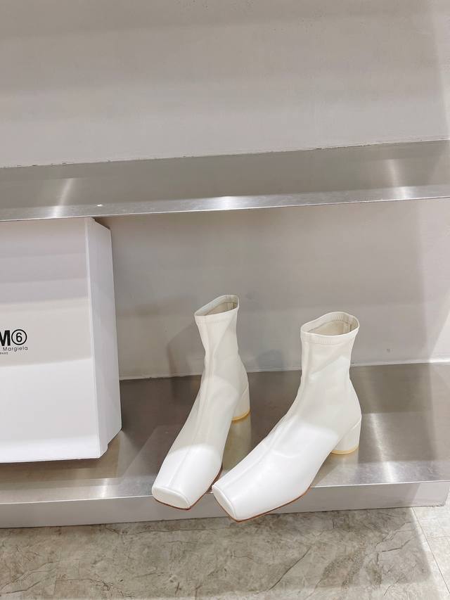 Maison Margiela’ 秋冬季新款弹力靴！ Mm6.这款小方头弹力短靴设计非常的简约大方 圆形粗跟走路绝对稳妥！舒适度百分百 上脚漏出小腿纤细显腿长～