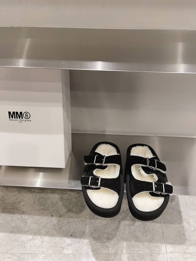 Ss Maison Margiela马吉拉Mm6秋冬新品厚底毛毛拖鞋 M家的实验性从功能主义的解构美学出发，意想不到的玩味和前卫演绎，多变的简约风格剪裁，呈现创