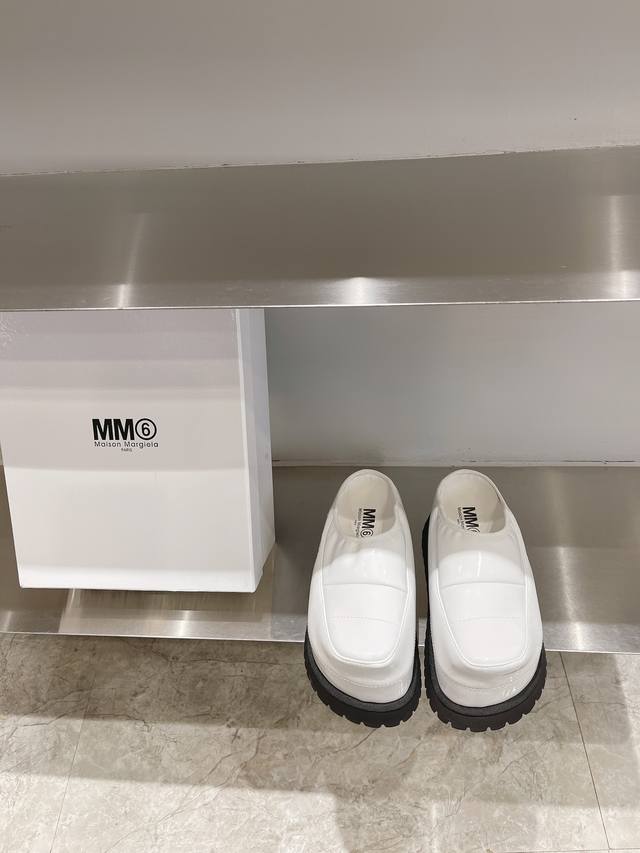 Mm6厚底面包拖 Maison Margiela ！ 大热时尚风 慵懒风系列 实验性从功能主义的解构美学出发，意想不到的玩味和前卫演绎，多变的简约风格剪裁，呈现