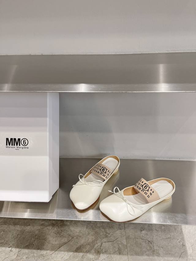 Mm6爆款来袭 2630新款苹果头拖代购品质可可爱爱的大头设计又带点酷感，让你轻松做个精致的马吉拉女孩每走一步都是“666”原版1:1订制牛皮面料，水染牛皮内里
