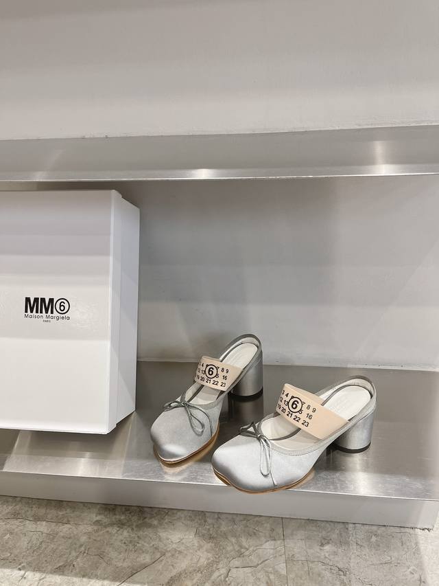 Mm6爆款来袭 2630新款苹果头拖代购品质可可爱爱的大头设计又带点酷感，让你轻松做个精致的马吉拉女孩每走一步都是“666”原版1:1订制真丝布面料，水染牛皮内
