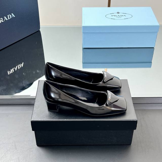 厂价 顶级品质、正确版本Prada 2025新款方头高跟女鞋 普拉达粗跟时尚百搭单鞋 凉拖鞋 简单的设计大概就是它最让人喜欢的点 不是烂大街的那种 很有自己的品