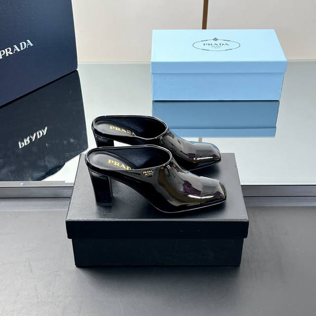 厂价 顶级品质、正确版本Prada 2025新款方头高跟女鞋 普拉达粗跟时尚百搭单鞋 凉拖鞋 简单的设计大概就是它最让人喜欢的点 不是烂大街的那种 很有自己的品