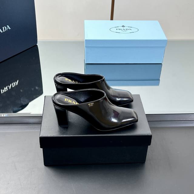 厂价 顶级品质、正确版本Prada 2025新款方头高跟女鞋 普拉达粗跟时尚百搭单鞋 凉拖鞋 简单的设计大概就是它最让人喜欢的点 不是烂大街的那种 很有自己的品