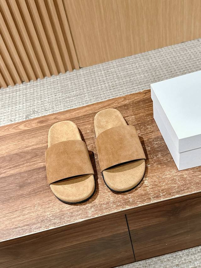 莞产 # 新款反毛皮极简拖鞋 平常外出逛街或者居家穿都非常方便舒适，春夏秋冬四季都能穿好看又清爽，出门随便穿上它颜值都很高好好看，不挑脚型，拖鞋是人人必备品 面