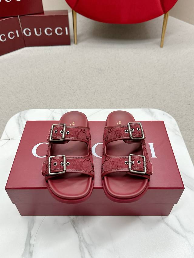 Gucci 2025早春系列Gg经典老花布沙滩凉鞋由饰经典Gg老花帆布织物面料配双G金属扣作为品牌的标志性象征制作而成打造令人惊艳的作品焕新演绎！ 面料：原版定