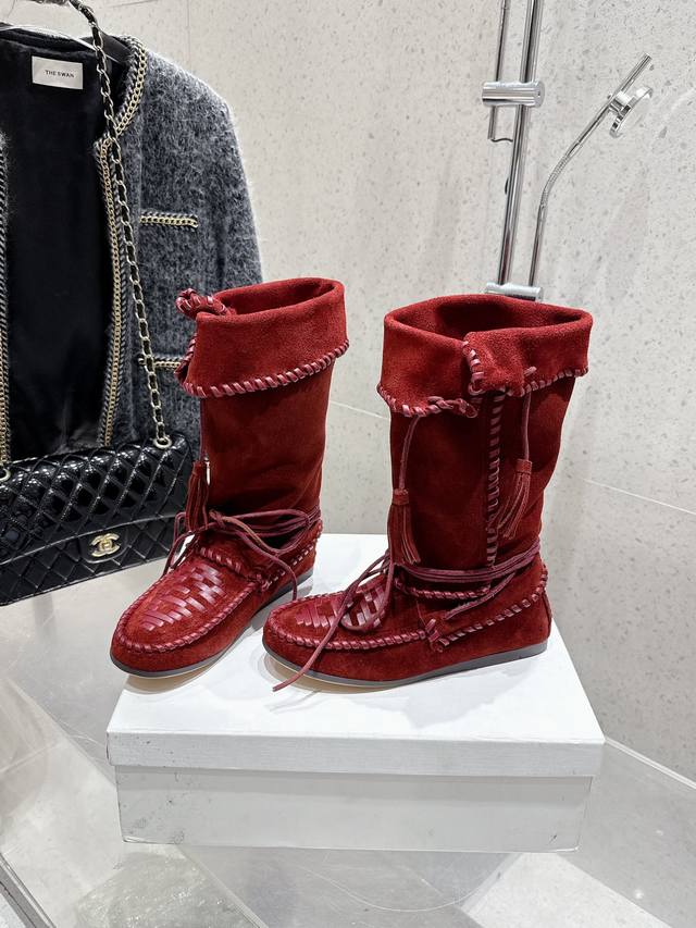 顶级版本 Isabel Marant 伊莎贝尔 25S春夏秀场款 新款编织刺绣堆堆靴 流苏靴 2025年春季系列展现了精致的工艺和自信的女性气息。该系列融入了复