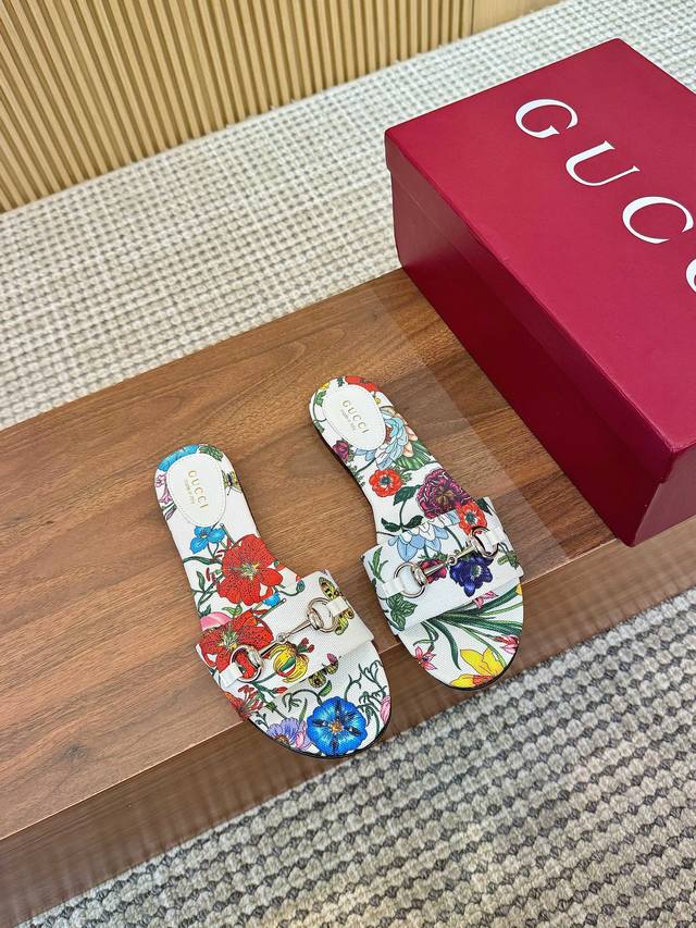 Gucci古*驰2025春夏最新爆款拖凉鞋系列 圆头 最新链条扣 原单品质 原汁原味的欧式风格，上脚非常完美穿搭上配此鞋，优雅大方，晶莹剔透，无论种各配件材质