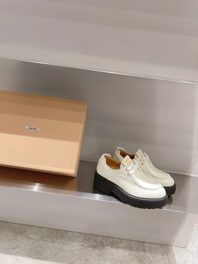独家首发Miumiu*缪缪厚底 年新款英伦风系带乐福鞋 怎么穿都好看今夏时髦精最爱 看起来不怎么舒服 上脚超级舒服 超级重工 每一双都是独一无二不对寸的擦色效果