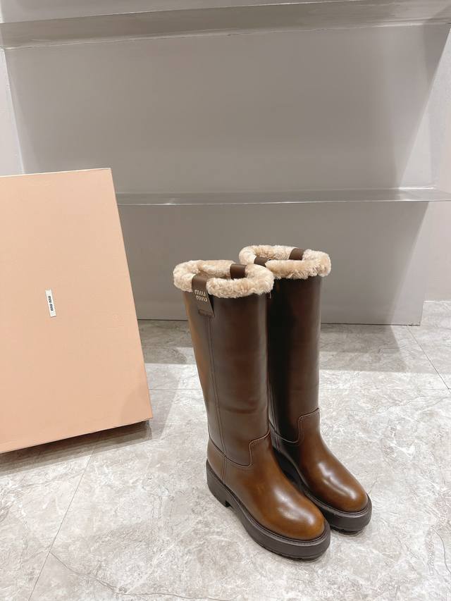 Miu Miu23秋冬Jennie同款大热粗跟毛毛长靴 走秀款出现在各大时装杂志封面 各路明星、小红书博主着用全新复古做旧系列上脚尤为惊艳到你的一款闭眼入都是不