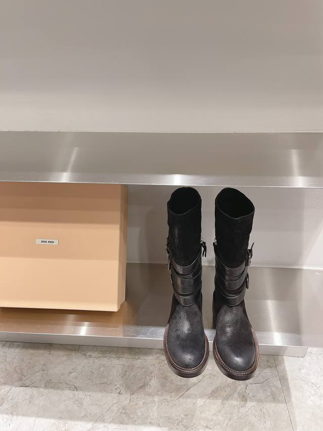 顶级版本Miumiu23秋冬新款绑带圆头长靴上脚非常完美穿搭配此鞋 优雅大方 都是独家1:1定制 今年夏天必火制作鞋型优雅很好的拉伸腿部线条，让爱美的小姐姐们都