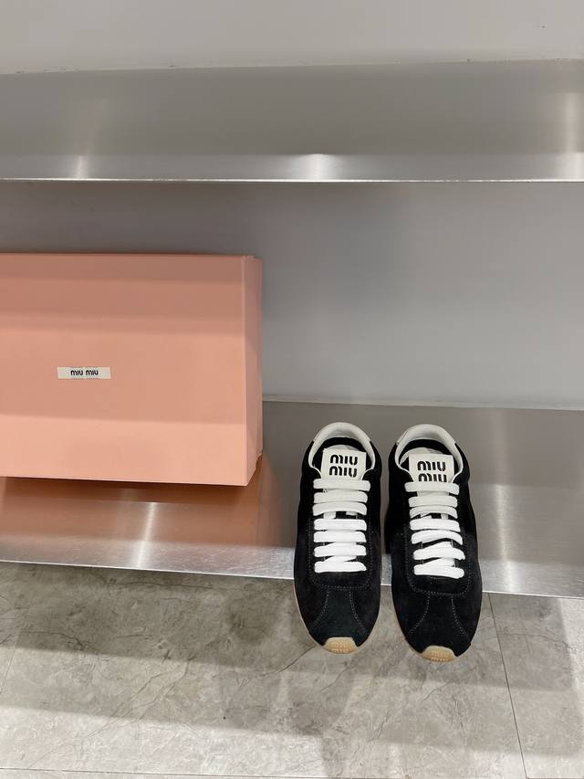 Miumiu 早春新品轻便球鞋 Miu Miu 缪缪大秀上爆出的这双球鞋 后全球各大代购官网火爆上市. 简单很随意不羁又能体现单宁美感，整双鞋子设计简约时尚，上