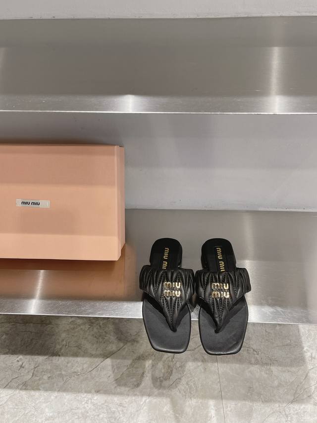 Miu Mi* 24 春夏新款褶皱拖鞋，Miumiu这一季的夏天简直就是时髦巅峰仙女♀标配，假期出行必备原版1:1订制羊皮面料，羊皮内里，意大利进口真皮大底，尺