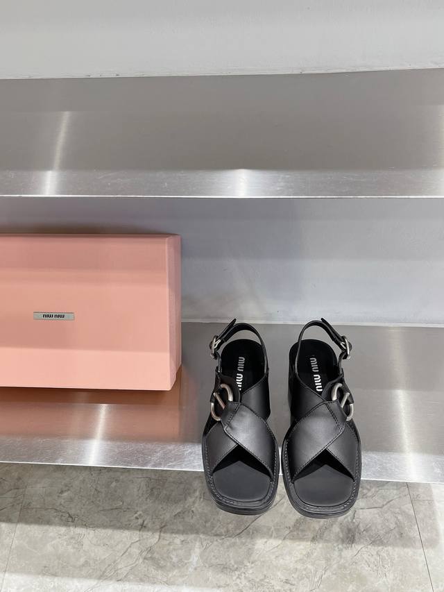 Miumiu 缪缪 早春新款露趾凉鞋 缪缪美拉德风、超级酷的重工凉鞋再次击中少女心 柔软的鞋子，让所有女生们无法抗拒，越看越上头，让人忍不住穿上翩翩起舞 原版1