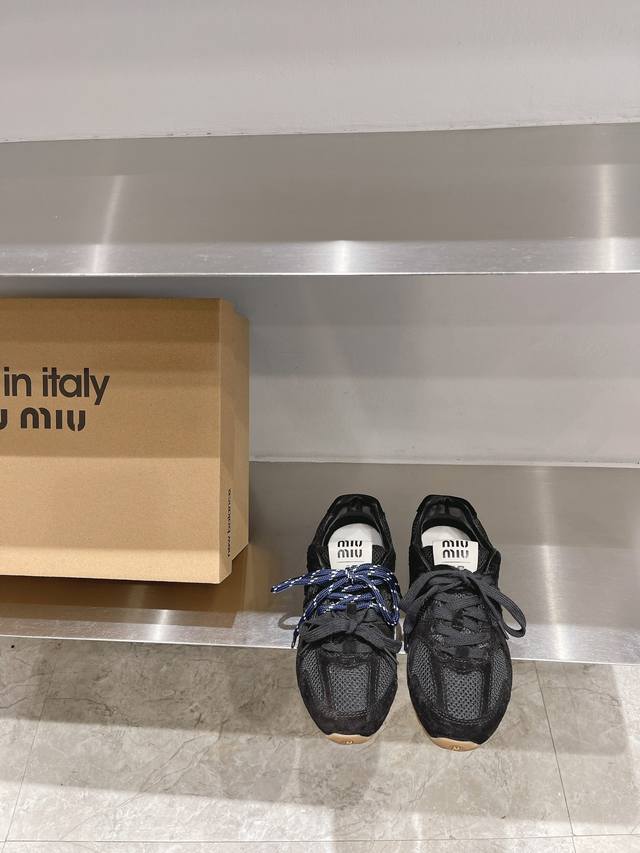 Miumiu X New Balance 联名款Nb运动鞋 Miu Miu 缪缪大秀上爆出的这双与New Balance 新百伦联名款运动 球鞋 后全球各大代购