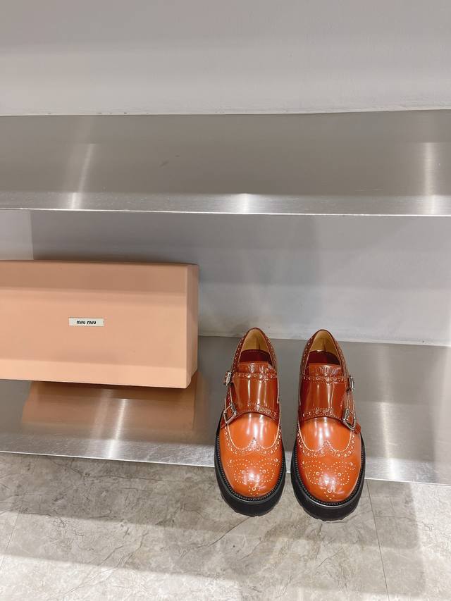 Miu Miu 缪缪 春夏新款英伦风系带乐福鞋Miumiu秀场适当 “邋遢”来自Miu Miu系列的细节特写 以双色鞋带样式呈现 . 新季的潮流要素一 适当 面