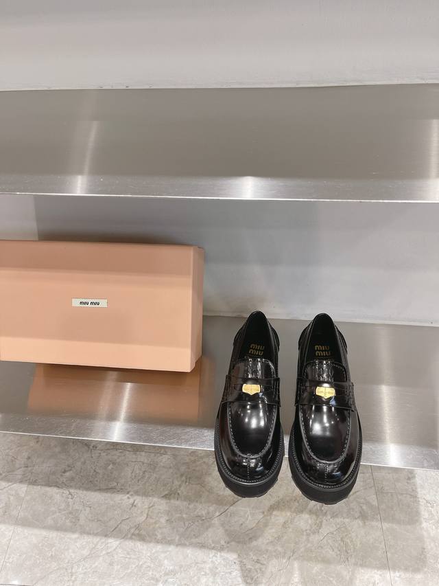 Miu Miu 缪缪 春夏新款英伦风系带乐福鞋Miumiu秀场适当 “邋遢”来自Miu Miu系列的细节特写 以双色鞋带样式呈现 . 新季的潮流要素一 适当 面
