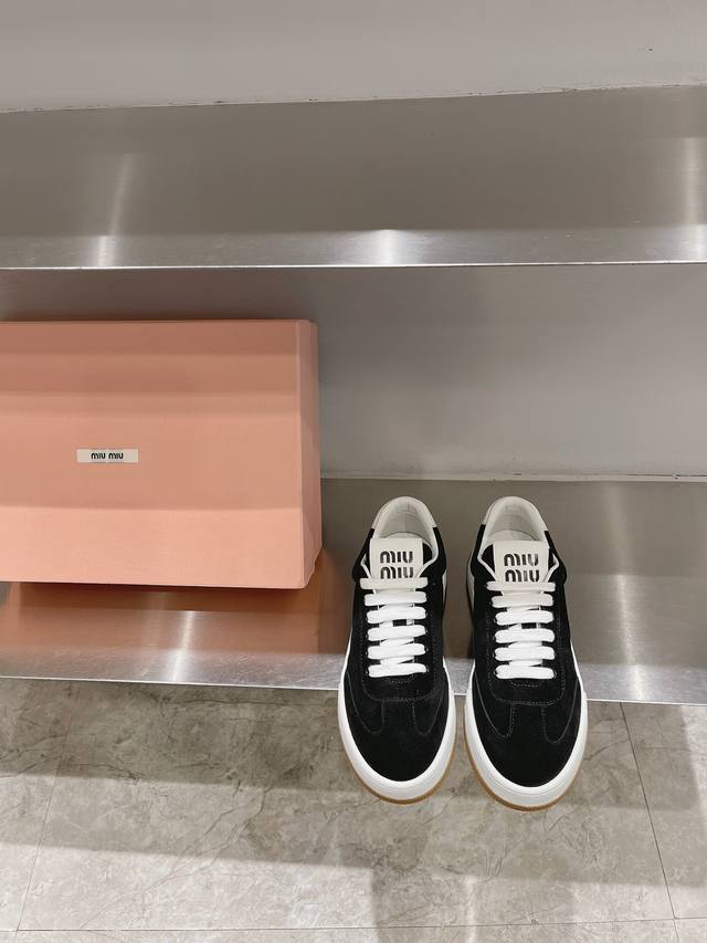 Miumiu 早春新品小白鞋 Miu Miu 缪缪大秀上爆出的这双球鞋 后全球各大代购官网火爆上市. 简单很随意不羁又能体现单宁美感，整双鞋子设计简约时尚，上脚