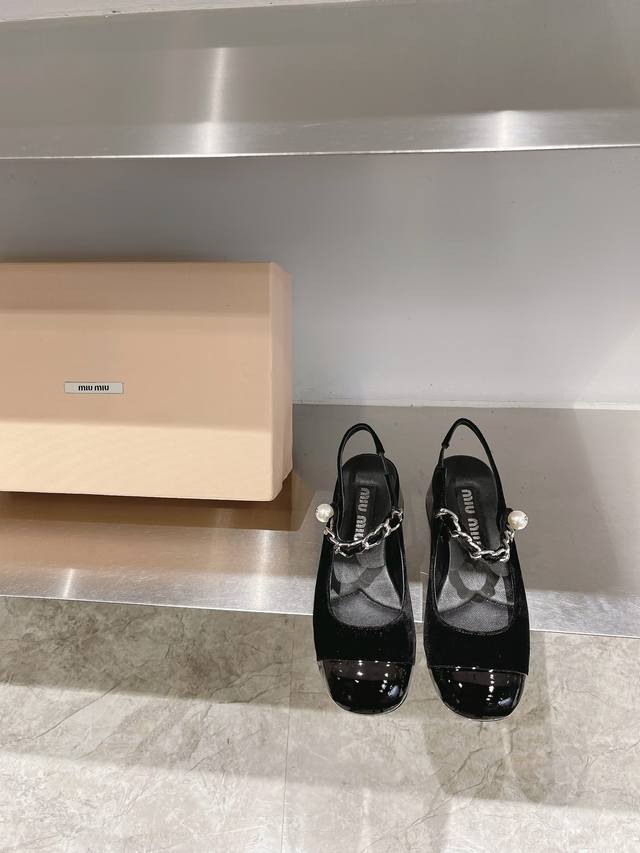 Miu Miu新款平底玛丽珍鞋 非常低调的一款单鞋 乖巧减龄 上脚显腿长又高级 舒适度也做到完美 日常穿着超级合适 穿脱方便 超级哇塞 鞋面:牛漆皮 内里垫脚羊