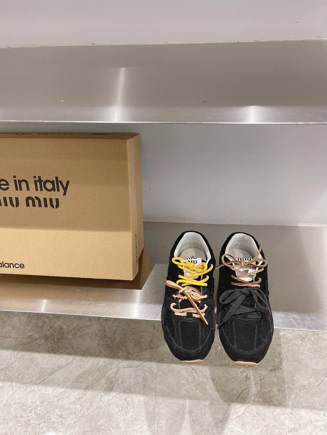 Miumiu X New Balance 联名款Nb运动鞋 Miu Miu 缪缪大秀上爆出的这双与New Balance 新百伦联名款运动 球鞋 后全球各大代购