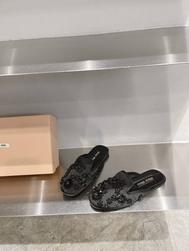 Miu Mi* 24 早春新款钉珠片乐福鞋 半拖 很重工的设计 上面全是珠片和串珠 工艺复杂 很有档次的一款。 近期热度爆 高颜值乐福鞋 真的太美了 真丝布面材