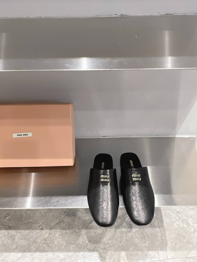 Miu Miu 24Ss 春夏新款 系列穆勒鞋拖鞋包头小羊皮半拖Zp开发 原版拆卸 对版拖鞋秒杀市面版本 Miu真的太少女啦 鞋面：进口麂皮 进口羊皮 鞋底：原