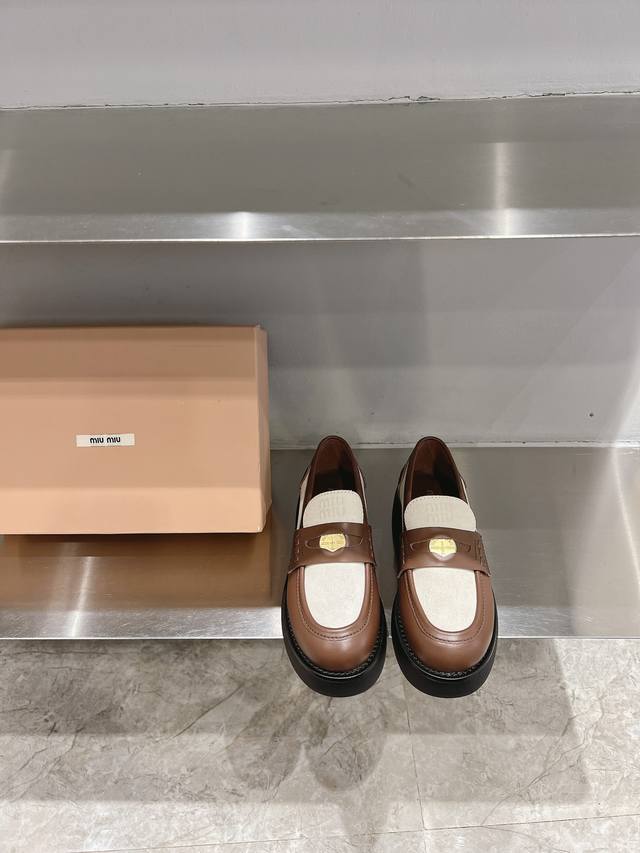Miumiu 走秀金币乐福鞋 Miu女孩们的新色乐福来啦！今年春夏复古的新色 今年Miu爆火 鞋面：牛皮 棉麻布 大底：原版开模大底 码数：35-40 40定制