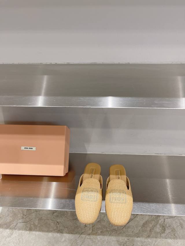 Miu Mi* 24 春夏新款编织系列，Miumiu这一季的夏天简直就是时髦巅峰仙女♀标配，假期出行必备原版1:1订制藤编面料，羊皮内里，意大利进口真皮大底，尺