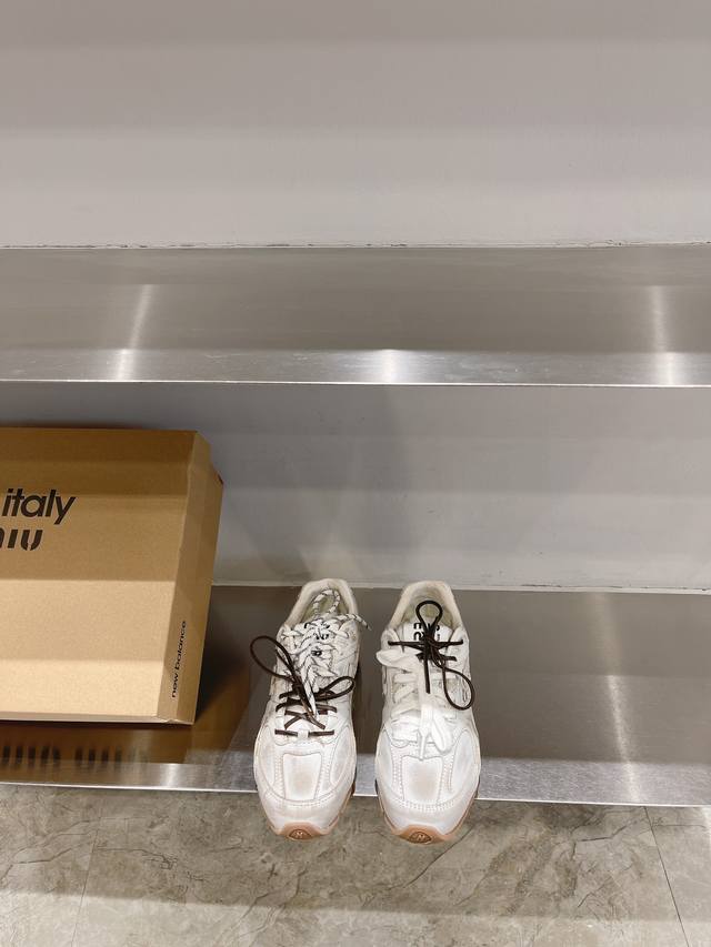 Miumiu X New Balance 联名款Nb运动鞋 Miu Miu 缪缪大秀上爆出的这双与New Balance 新百伦联名款运动 球鞋 后全球各大代购
