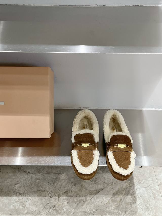 Miumiu Ss秋冬乐福鞋毛毛鞋 这款永不过时的反绒皮驾车鞋饰有硬币与压花Miu微标，彰显别具一格的经典格调。鞋头盖点缀皮革饰带与徽标雕花金属硬币~ 鞋面：高