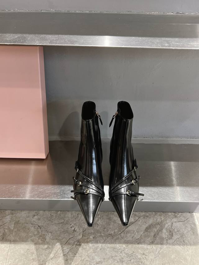 Mi*Miu 大热张元英同款 小猫跟短靴 走秀款出现在各大时装杂志封面 各路明星、小红书博主着用 张元英等各路明星订货会试穿订购所见即所得闭眼入都是不会后悔 搭